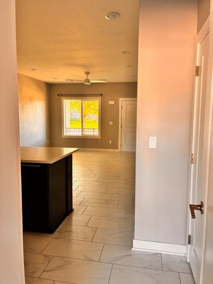 750 Se Westown Pkwy - Photo 3 of 37