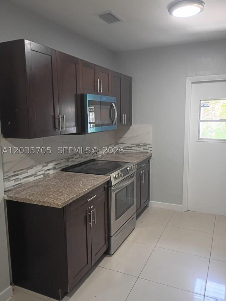1101 Nw 55th Ter - Photo 5 of 17