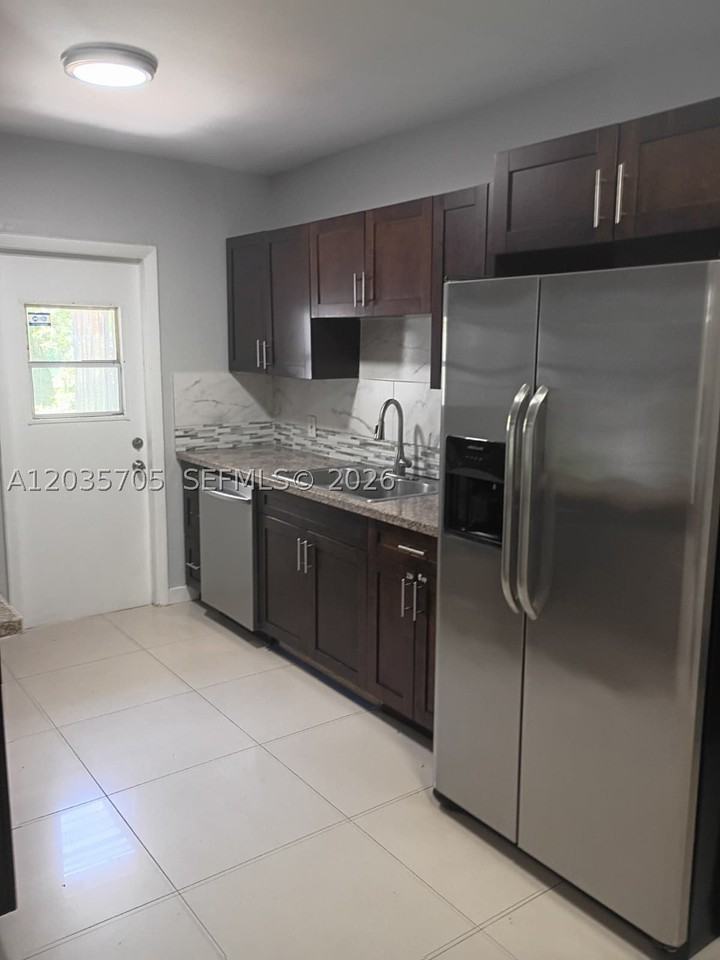 1101 Nw 55th Ter - Photo 6 of 17