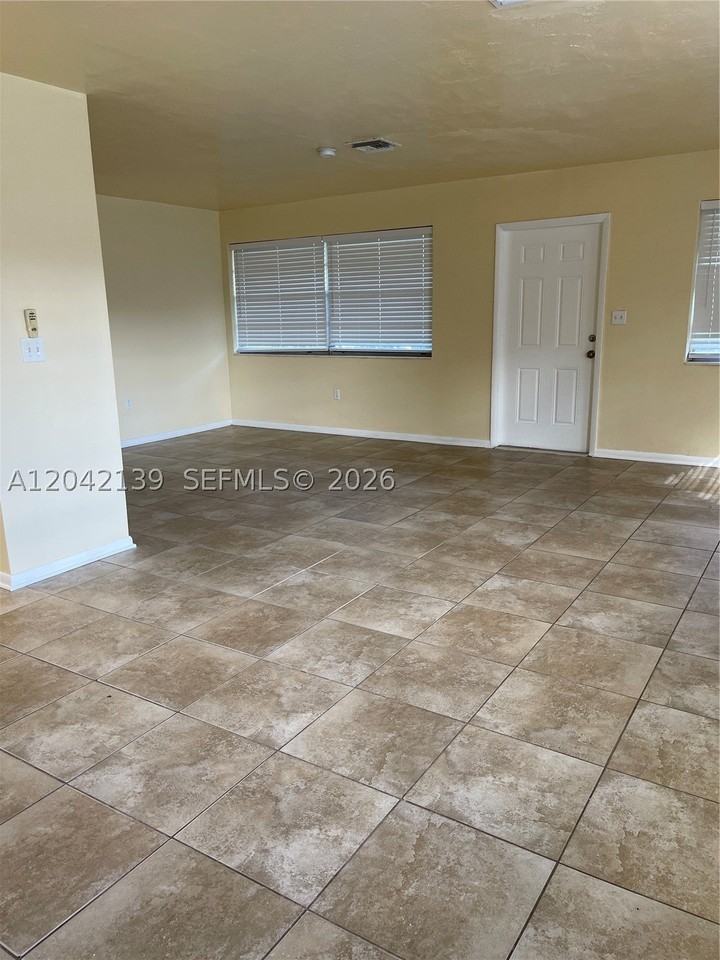 2901 Nw 50th St - Photo 4 of 21