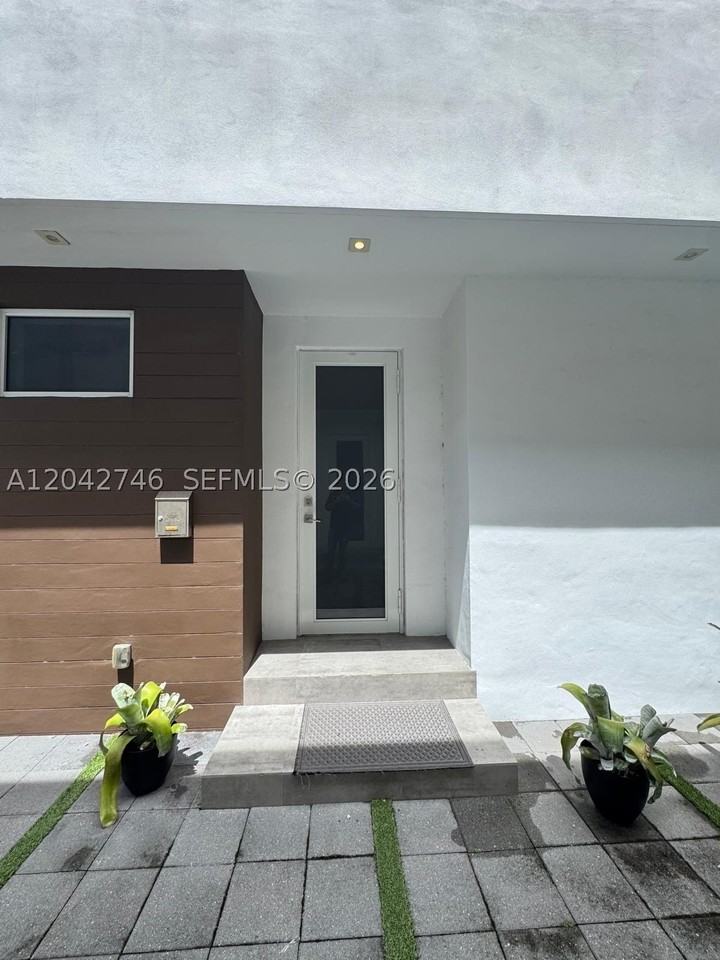 2947 Sw 27th Ter #0 - Photo 3 of 19