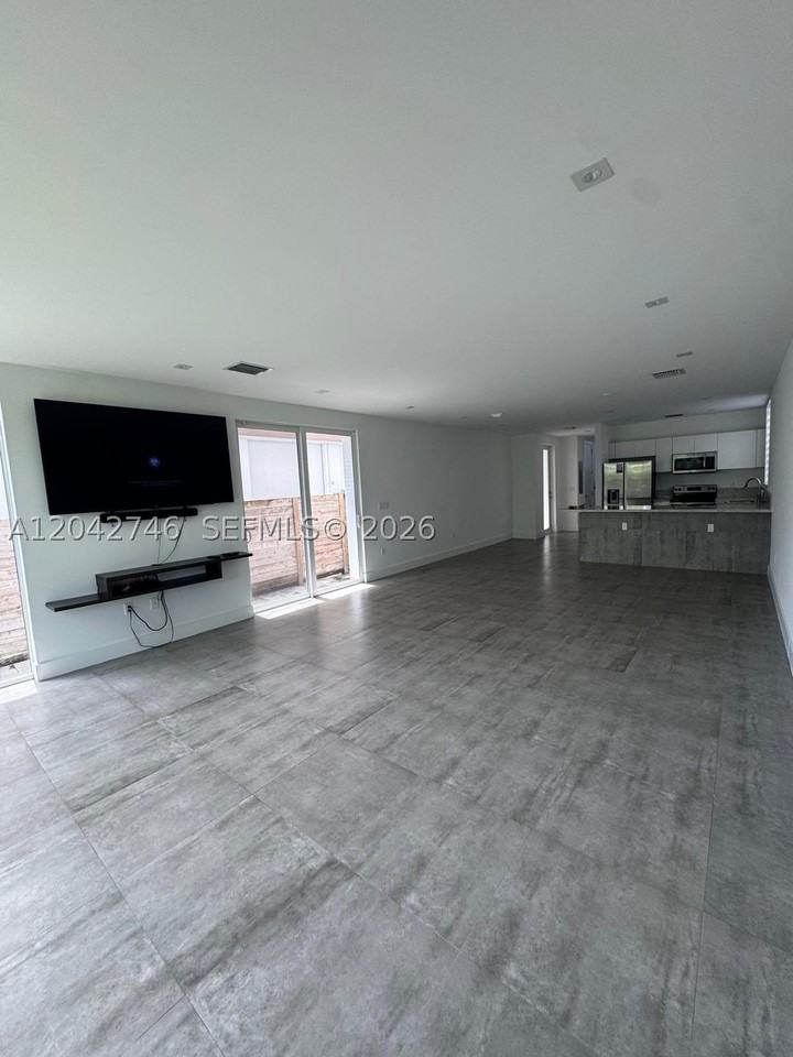2947 Sw 27th Ter #0 - Photo 4 of 19