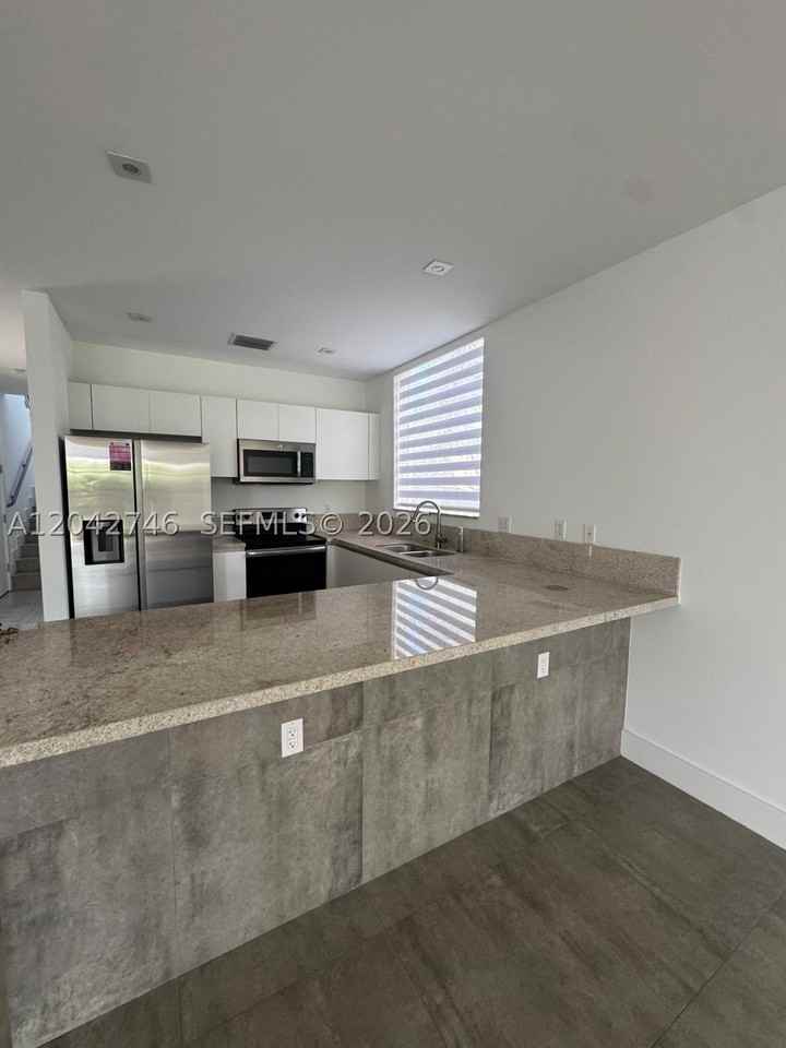2947 Sw 27th Ter #0 - Photo 5 of 19