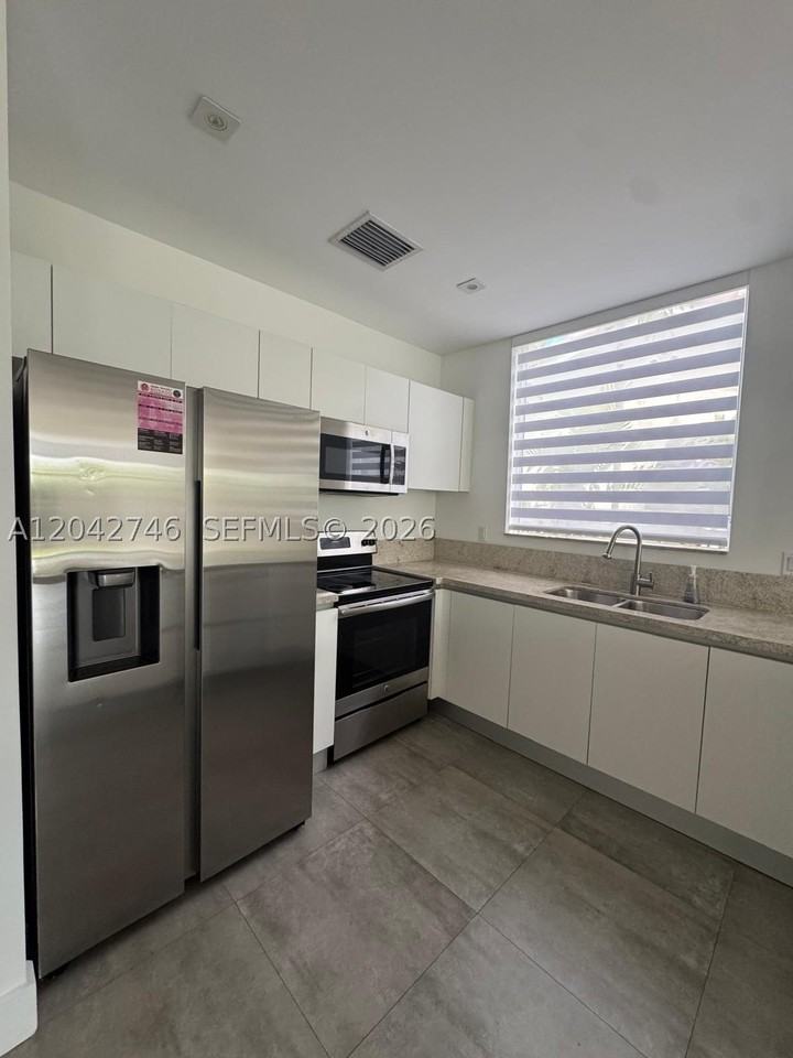 2947 Sw 27th Ter #0 - Photo 6 of 19