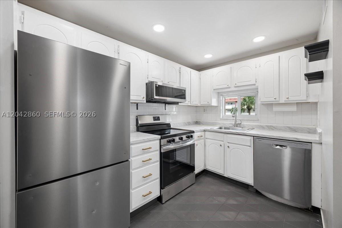 800 S Hollybrook Dr #205 - Photo 3 of 35