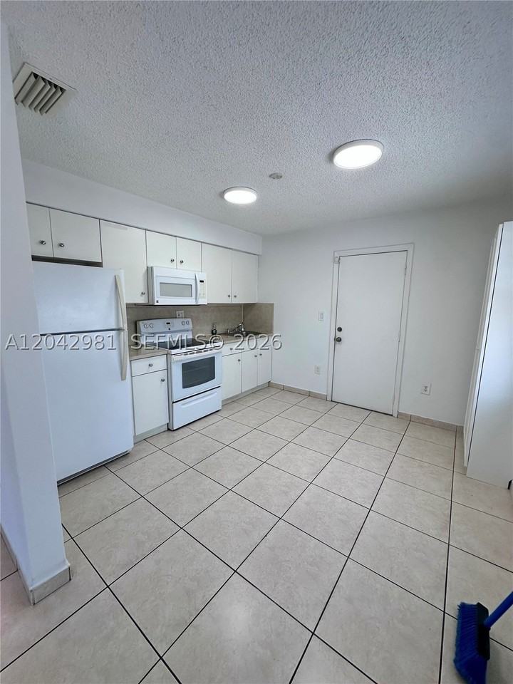 980 Sw 10th St #980 - Photo 2 of 6