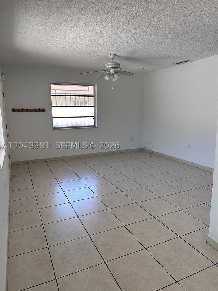 980 Sw 10th St #980 - Photo 3 of 6