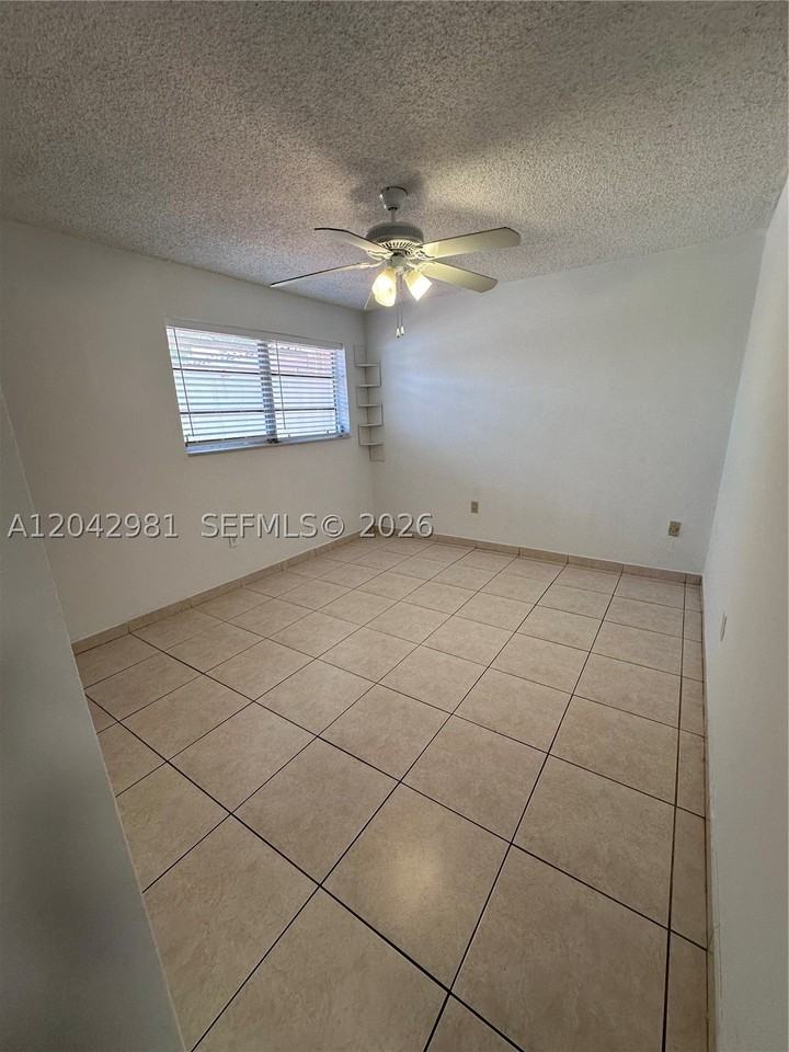 980 Sw 10th St #980 - Photo 5 of 6