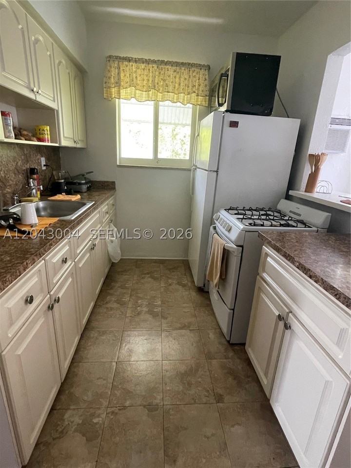 1000 Biarritz Dr #3 - Photo 2 of 3