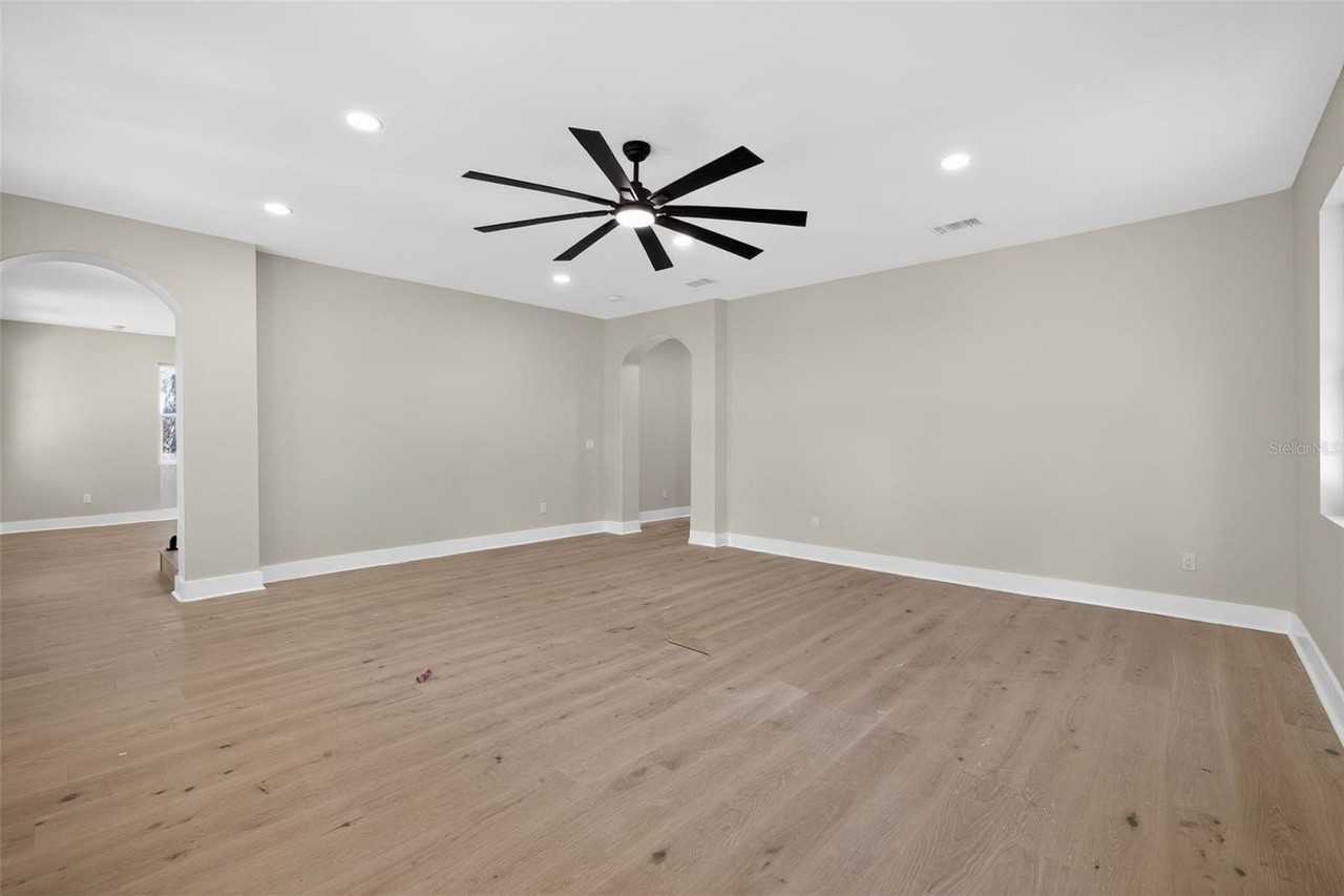 204 E Adalee St - Photo 5 of 13