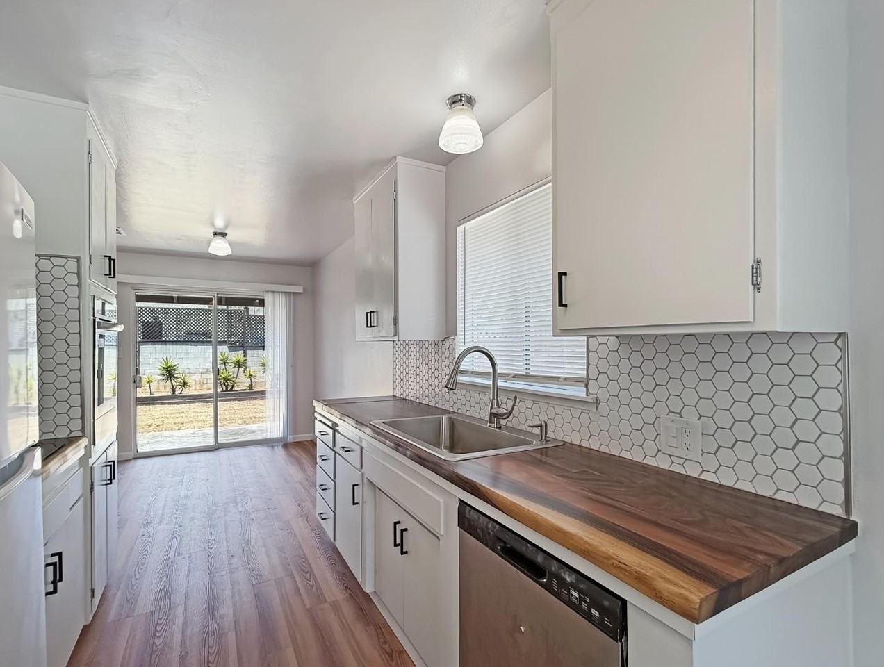 1323 Warner Ave - Photo 7 of 27