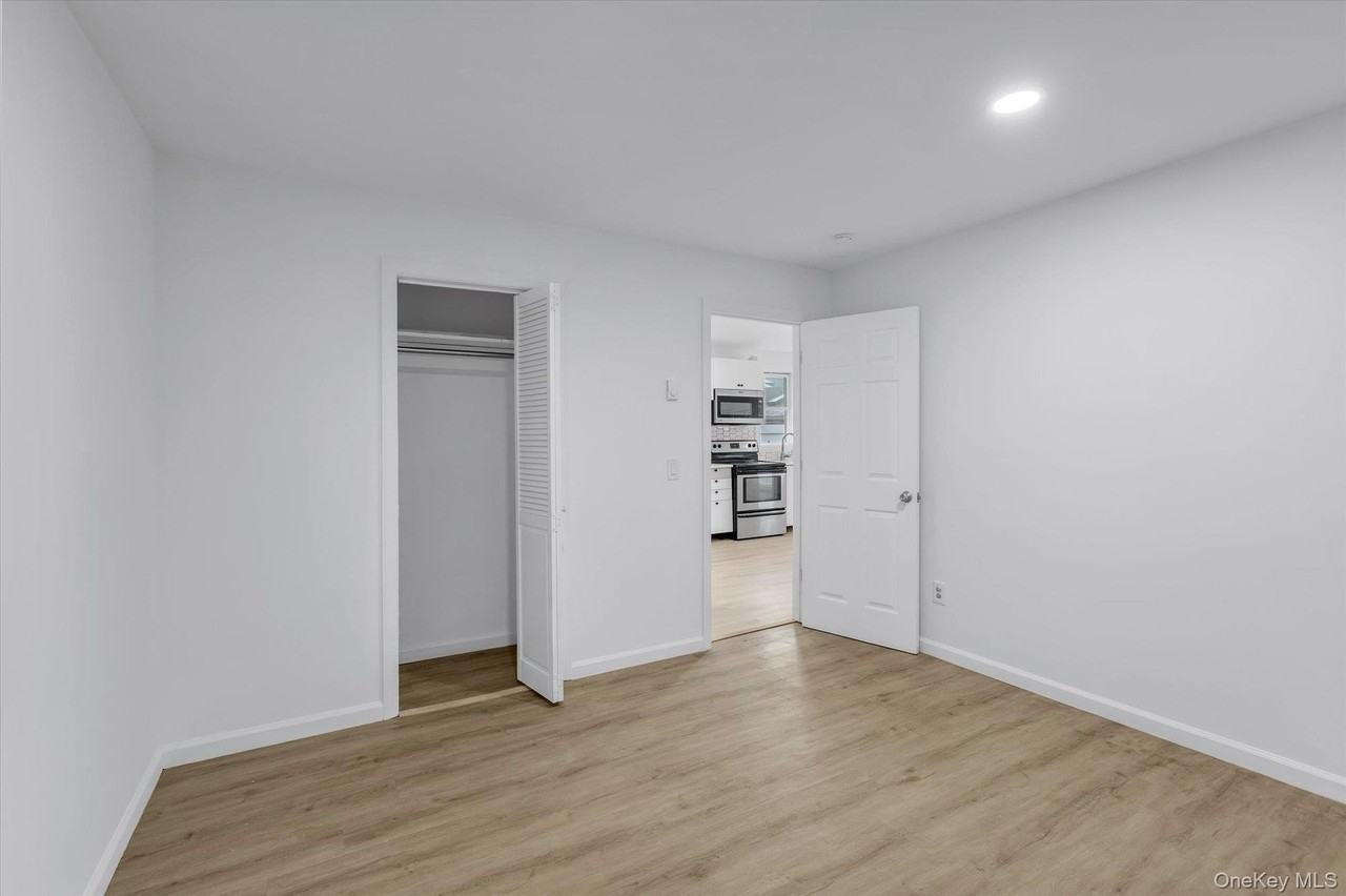 158 Continental Ave - Photo 7 of 11