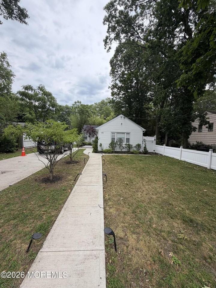 185 Elmwood Rd - Photo 3 of 12