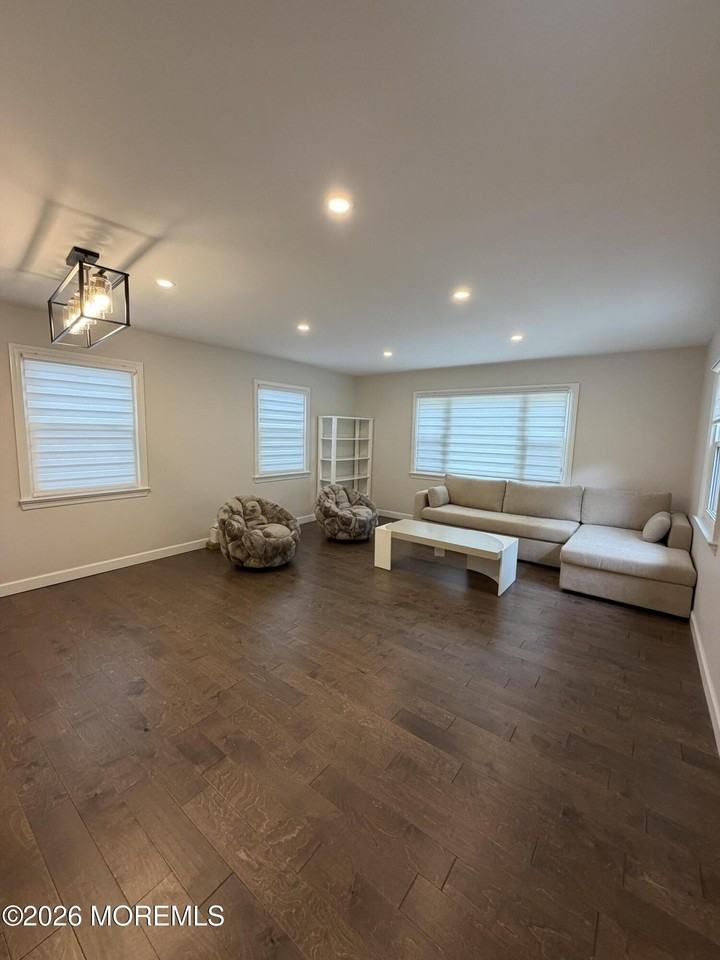 185 Elmwood Rd - Photo 4 of 12
