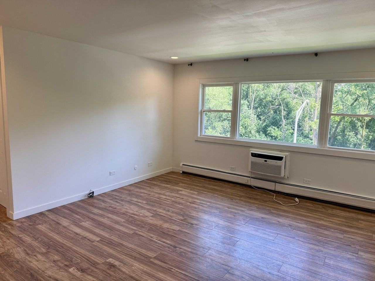 255 E Oak St #10 - Photo 4 of 10