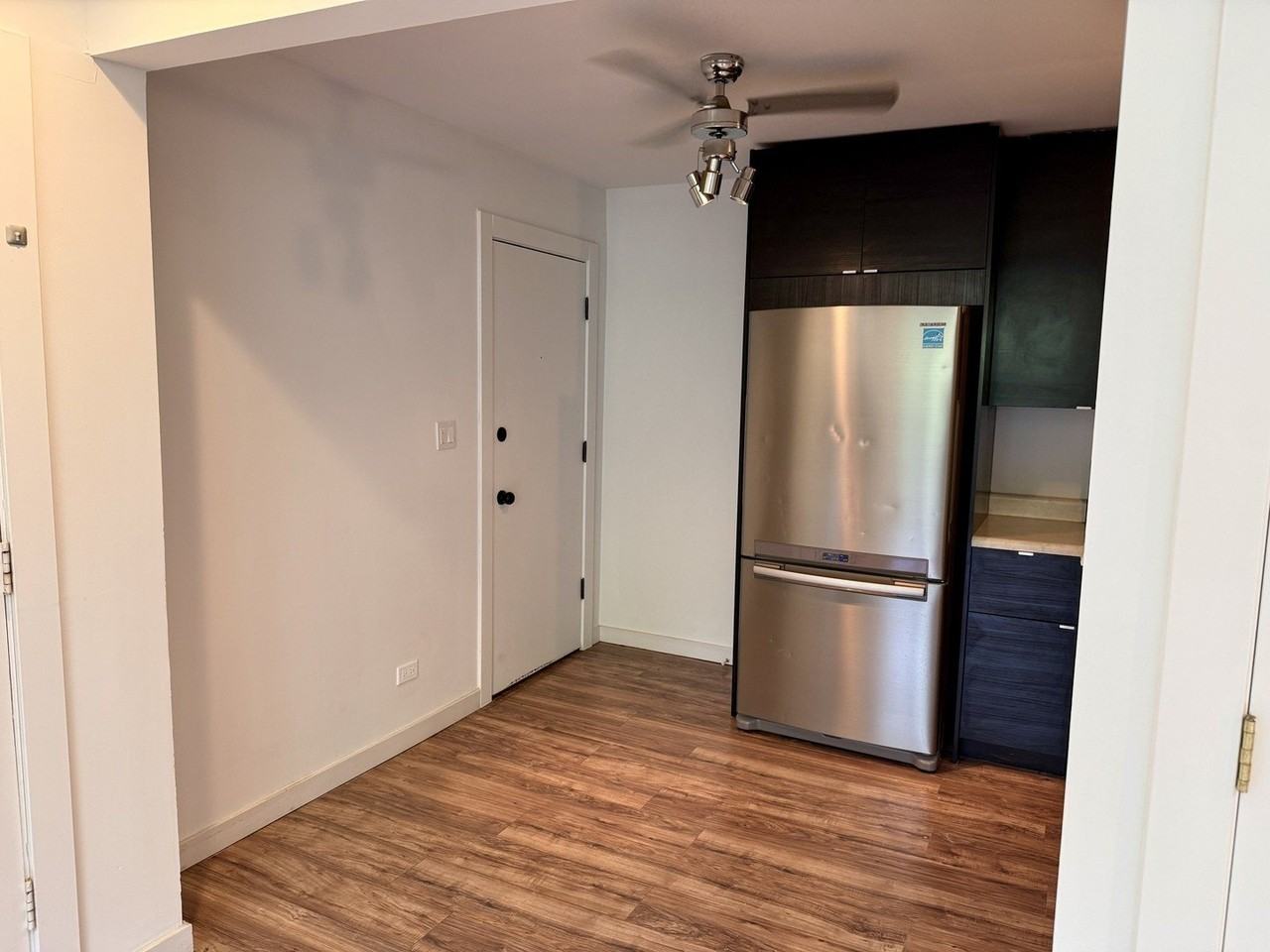 255 E Oak St #10 - Photo 5 of 10
