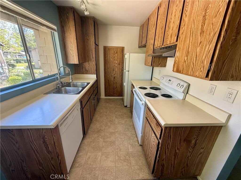 960 E Bonita Ave - Photo 6 of 27