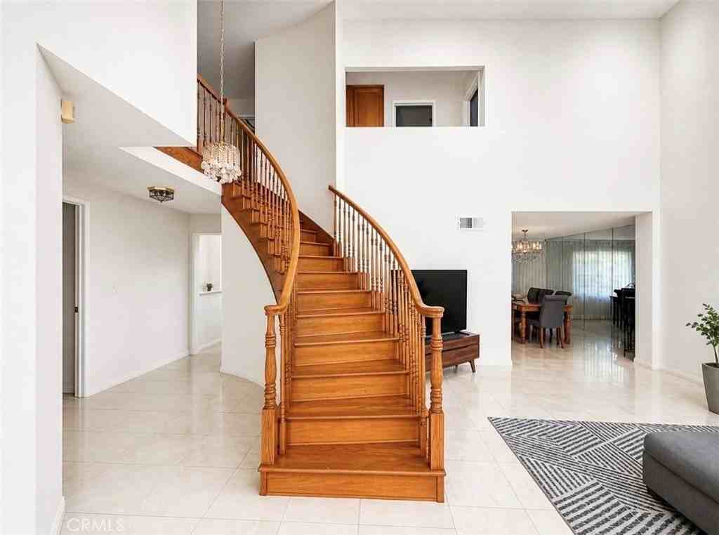 18210 Hatteras St - Photo 2 of 18