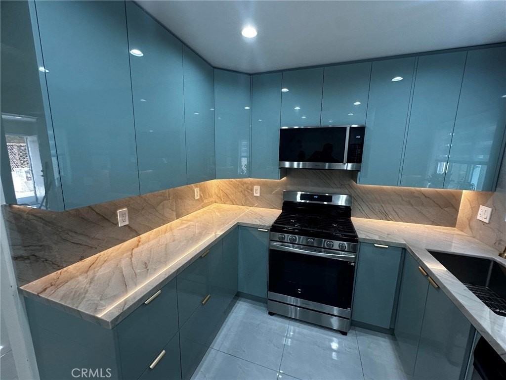 7432 Hazeltine Ave #7 - Photo 5 of 27