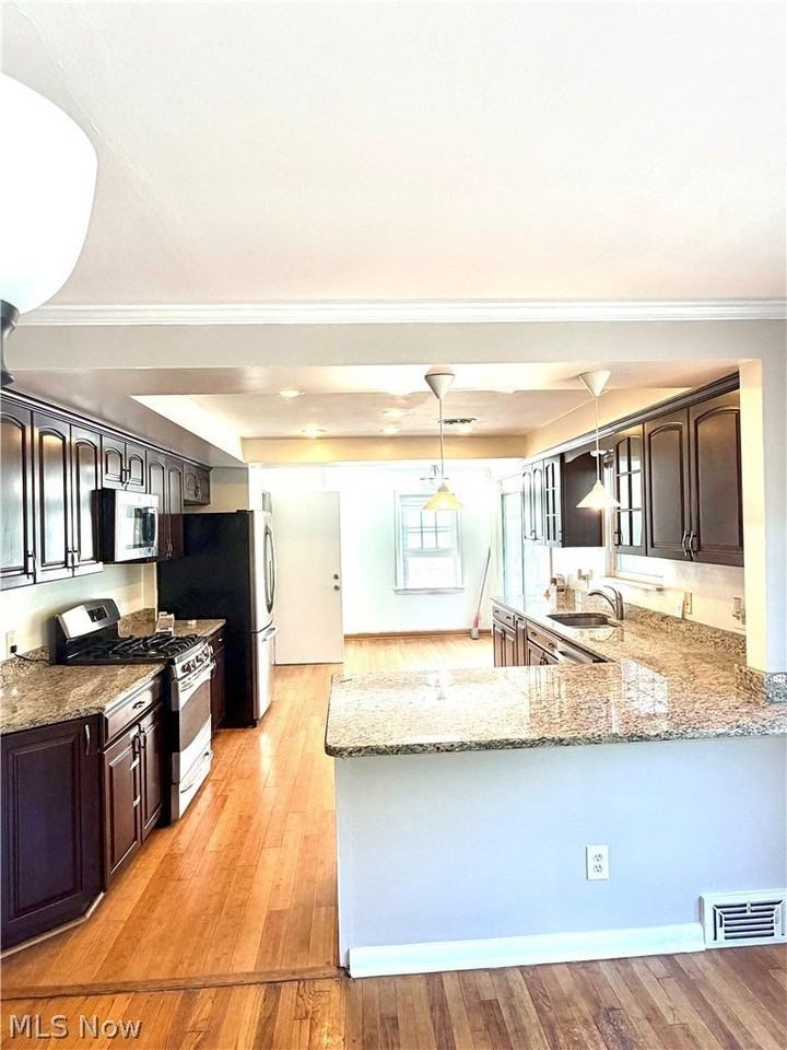 28175 Shaker Blvd - Photo 5 of 20