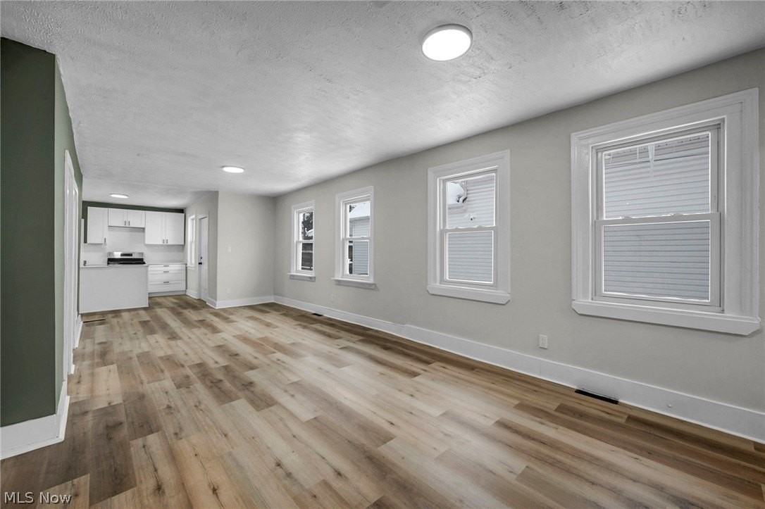 1939 W 54th St - Photo 6 of 36