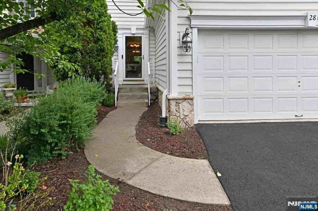 28 Thistle Dr - Photo 2 of 27
