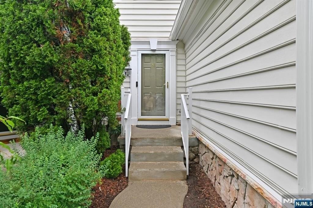 28 Thistle Dr - Photo 3 of 27