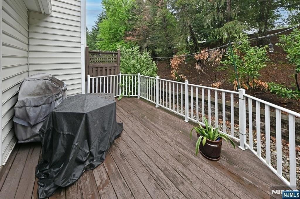 28 Thistle Dr - Photo 4 of 27