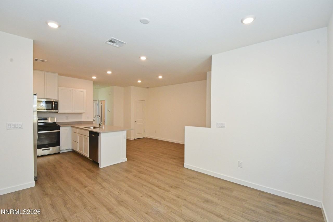1018 Middle Gate Rd - Photo 3 of 19