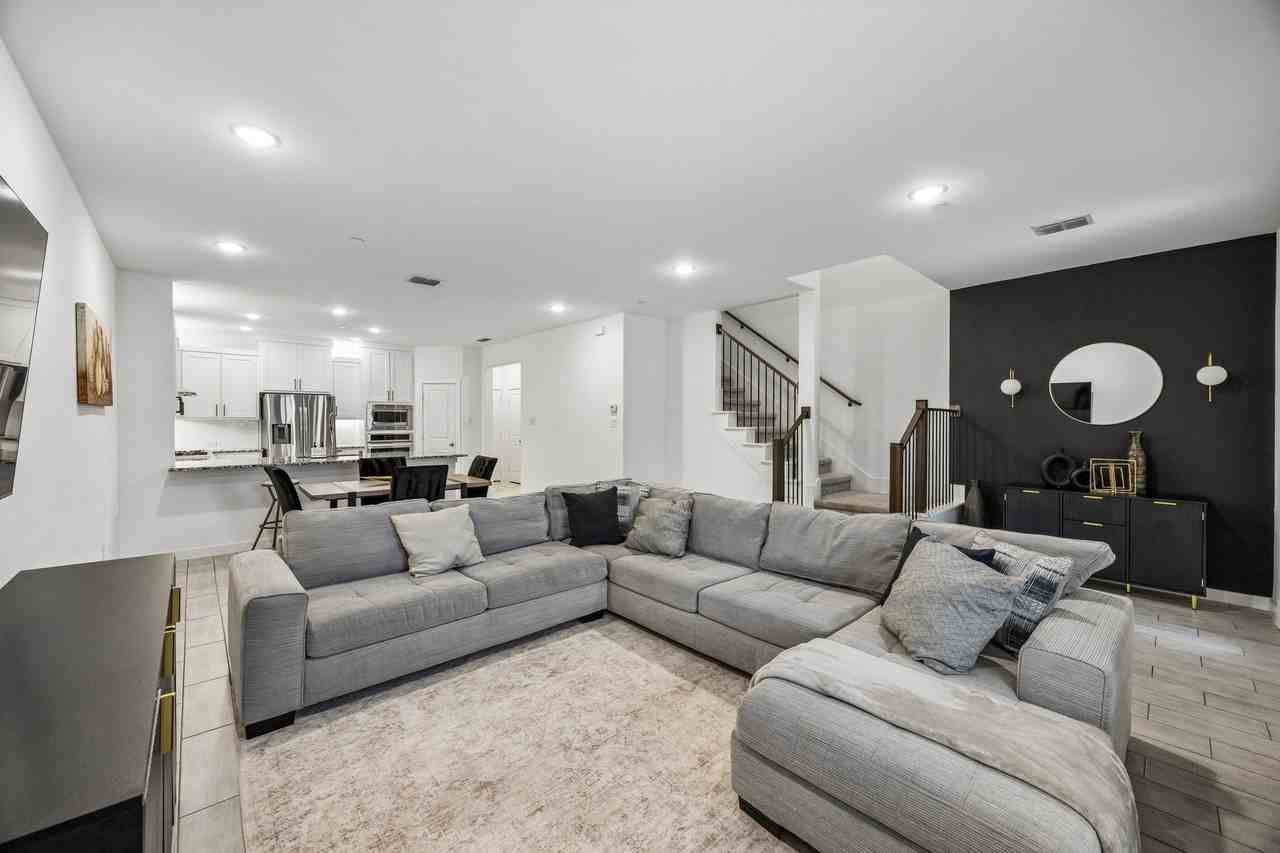 1425 Alberti Ave - Photo 4 of 29