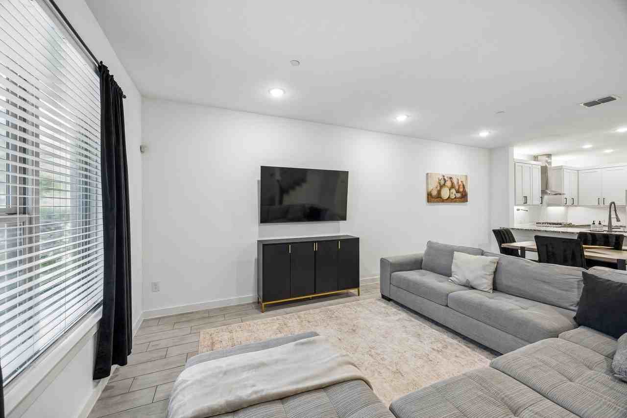 1425 Alberti Ave - Photo 5 of 29