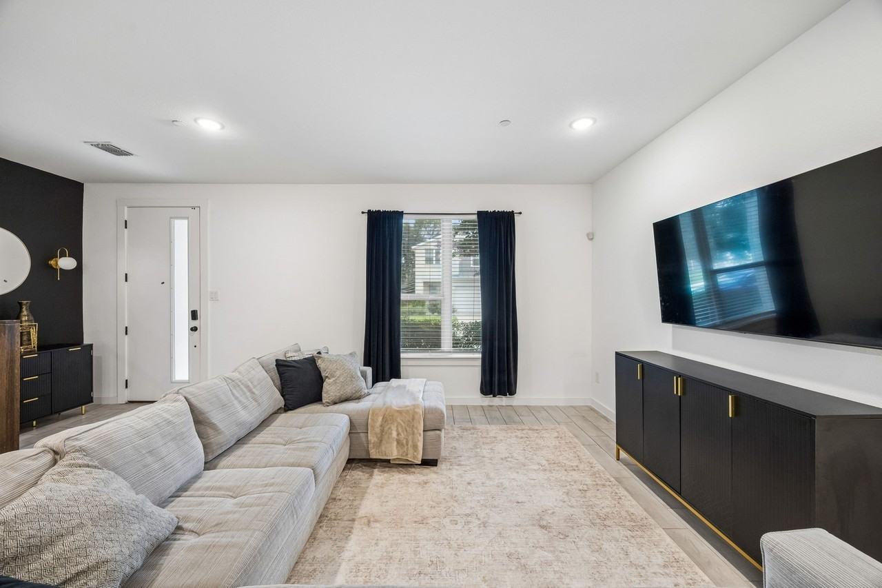 1425 Alberti Ave - Photo 7 of 29