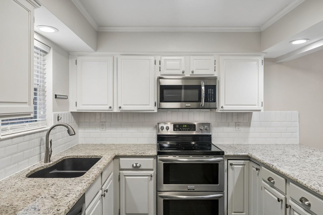 2908 Clear Springs Dr - Photo 4 of 35