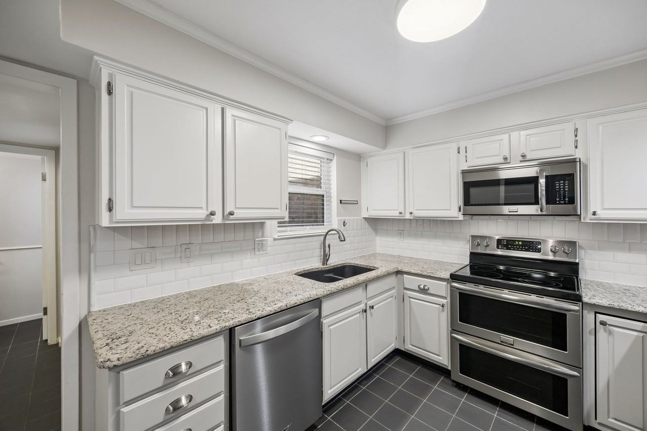 2908 Clear Springs Dr - Photo 5 of 35