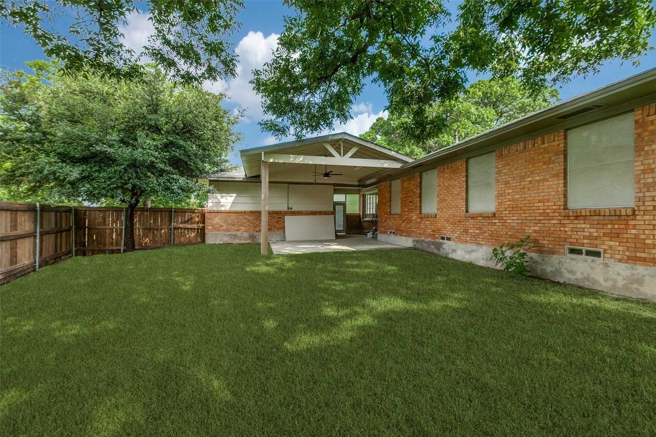 215 S Dorothy Dr - Photo 2 of 12
