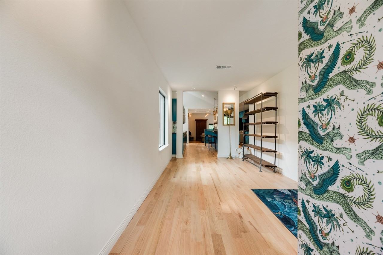 8614 San Leandro Dr - Photo 3 of 33