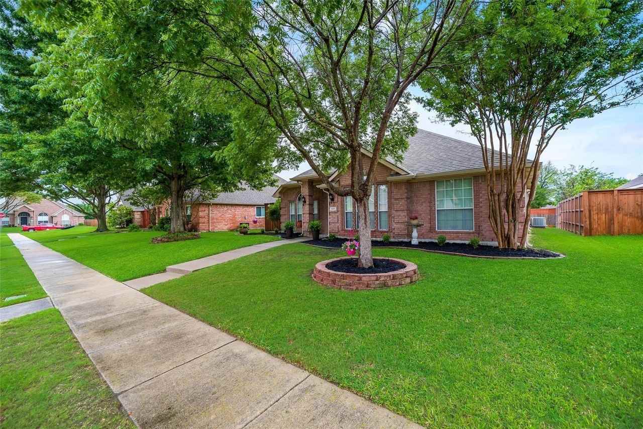 808 Amber Ct - Photo 3 of 34