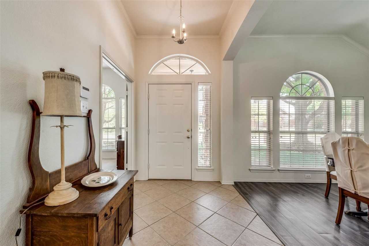 808 Amber Ct - Photo 4 of 34