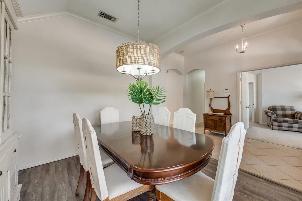 808 Amber Ct - Photo 5 of 34