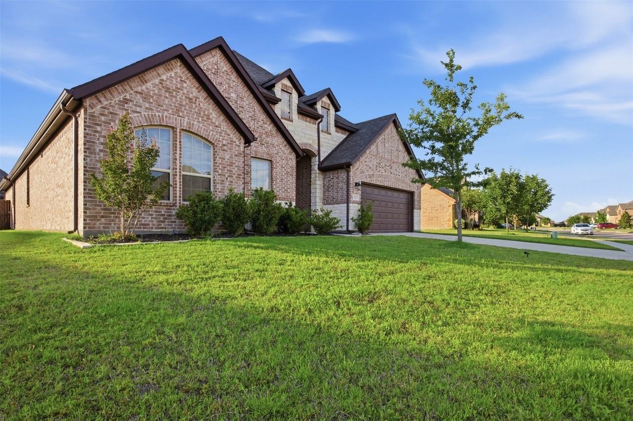 208 Sequoia Dr - Photo 3 of 40