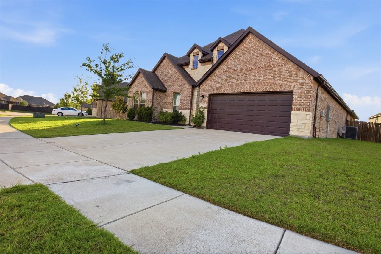 208 Sequoia Dr - Photo 4 of 40