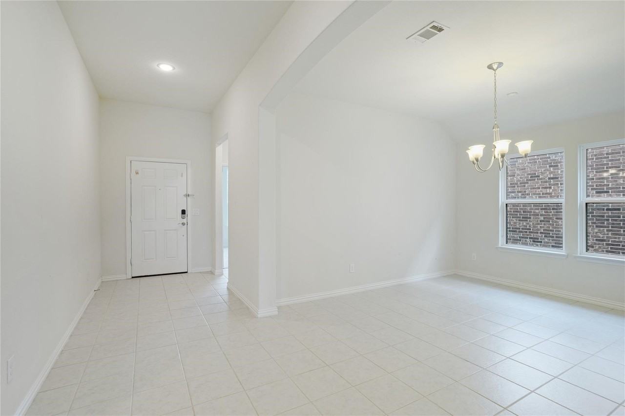 713 Windward Dr - Photo 3 of 13