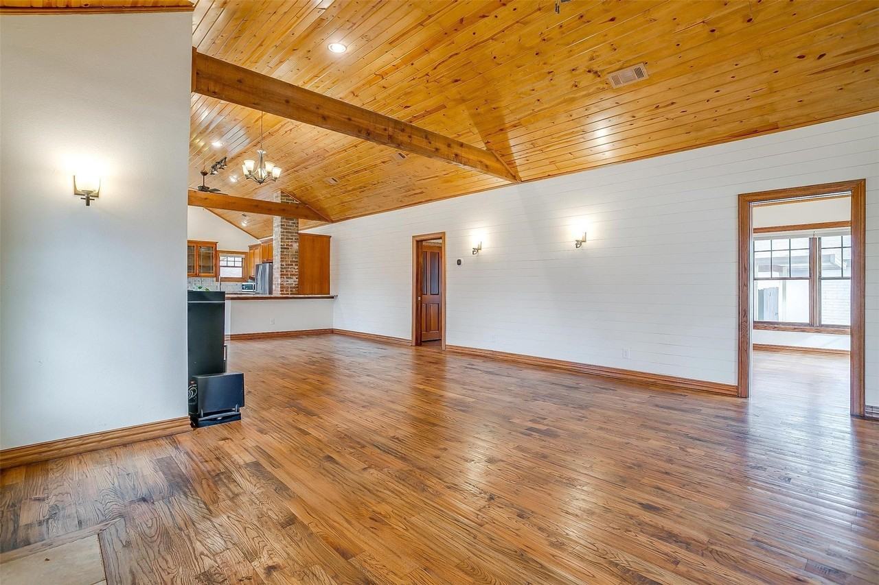 1617 Forest Park Blvd - Photo 4 of 34