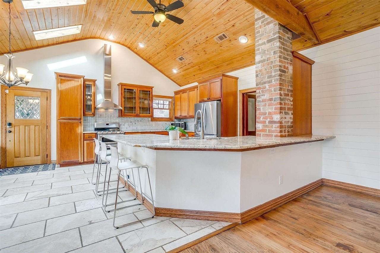 1617 Forest Park Blvd - Photo 7 of 34