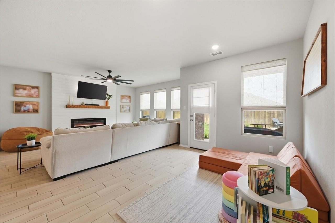 924 Ravenwood Ln - Photo 4 of 26