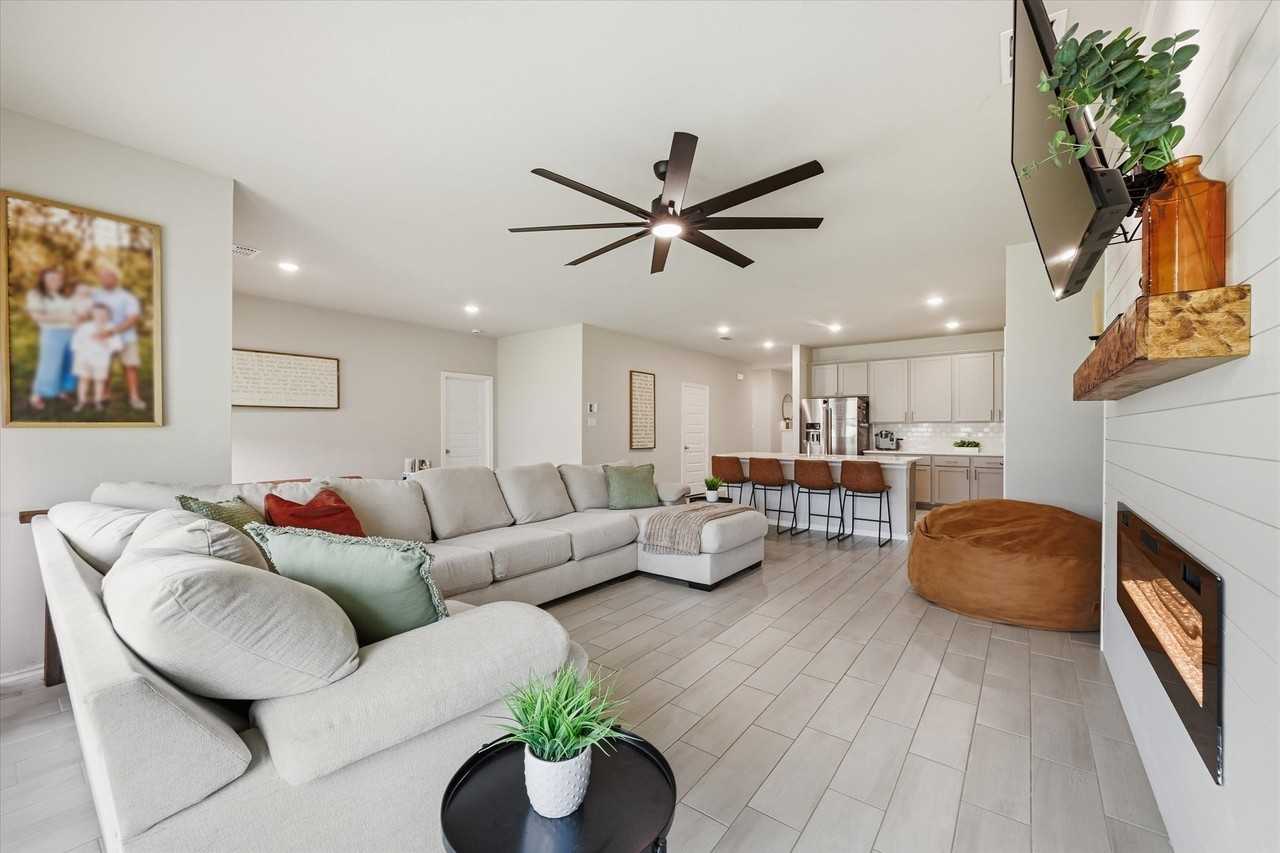 924 Ravenwood Ln - Photo 5 of 26