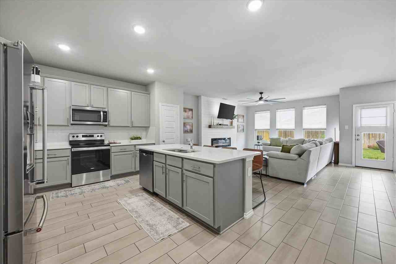 924 Ravenwood Ln - Photo 7 of 26