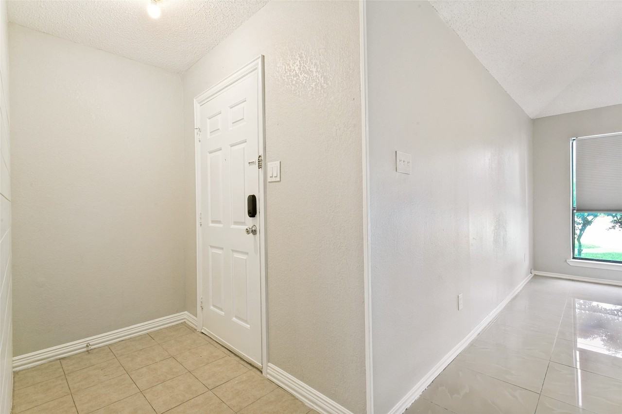 1712 E Peters Colony Rd - Photo 4 of 25