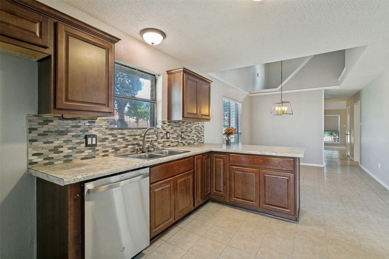 1712 E Peters Colony Rd - Photo 5 of 25