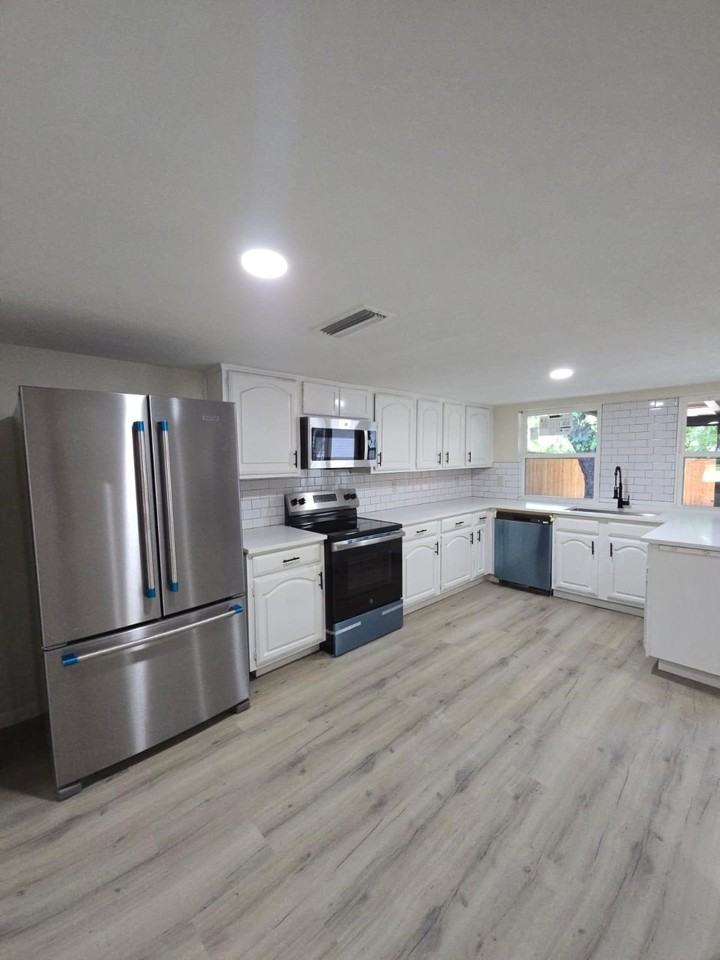 11919 Bushmills Rd - Photo 5 of 19